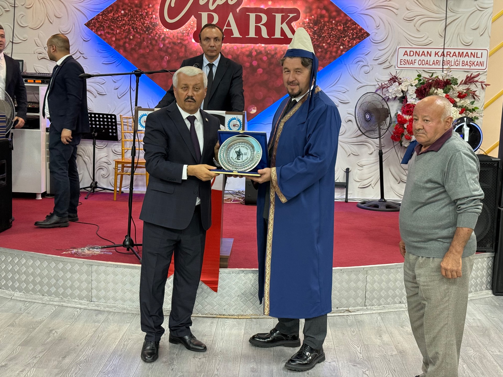 Ahilik Haftası’nda Başkan Özgür Bora’ya Kaftan Giydirildi